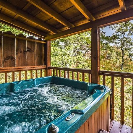 View! Cozy, Private, Fireplace, Hot Tub Log Cabin, Honeymoon! Sevierville Esterno foto