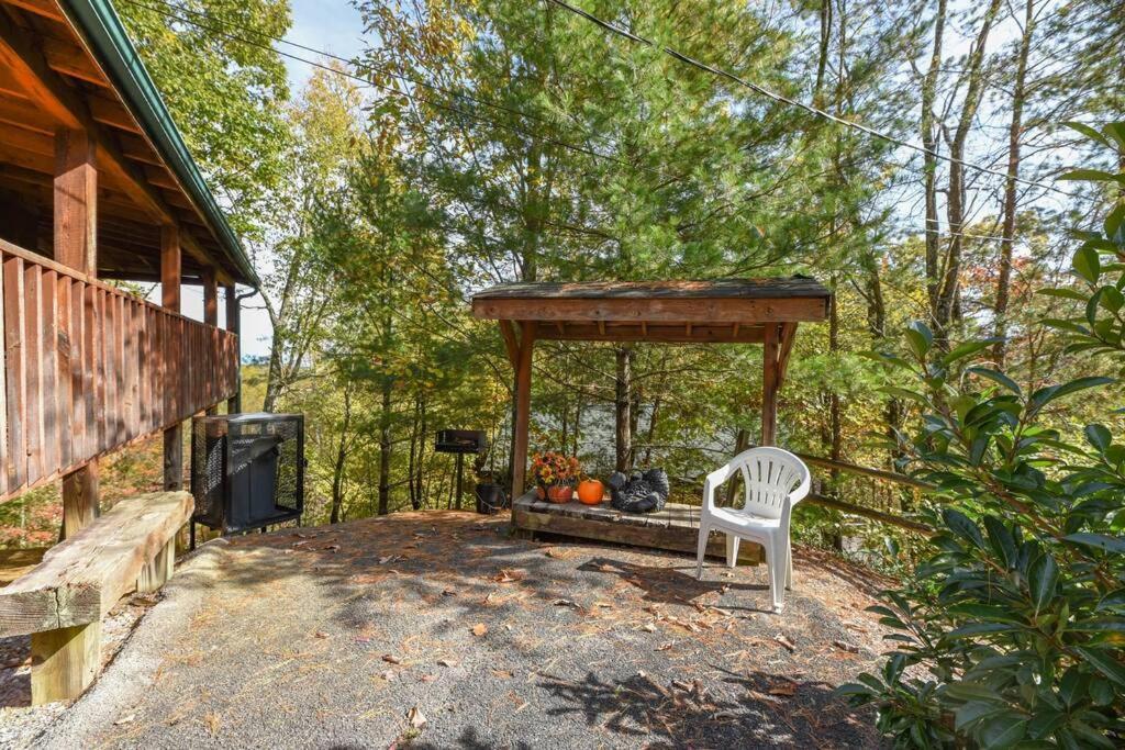 View! Cozy, Private, Fireplace, Hot Tub Log Cabin, Honeymoon! Sevierville Esterno foto
