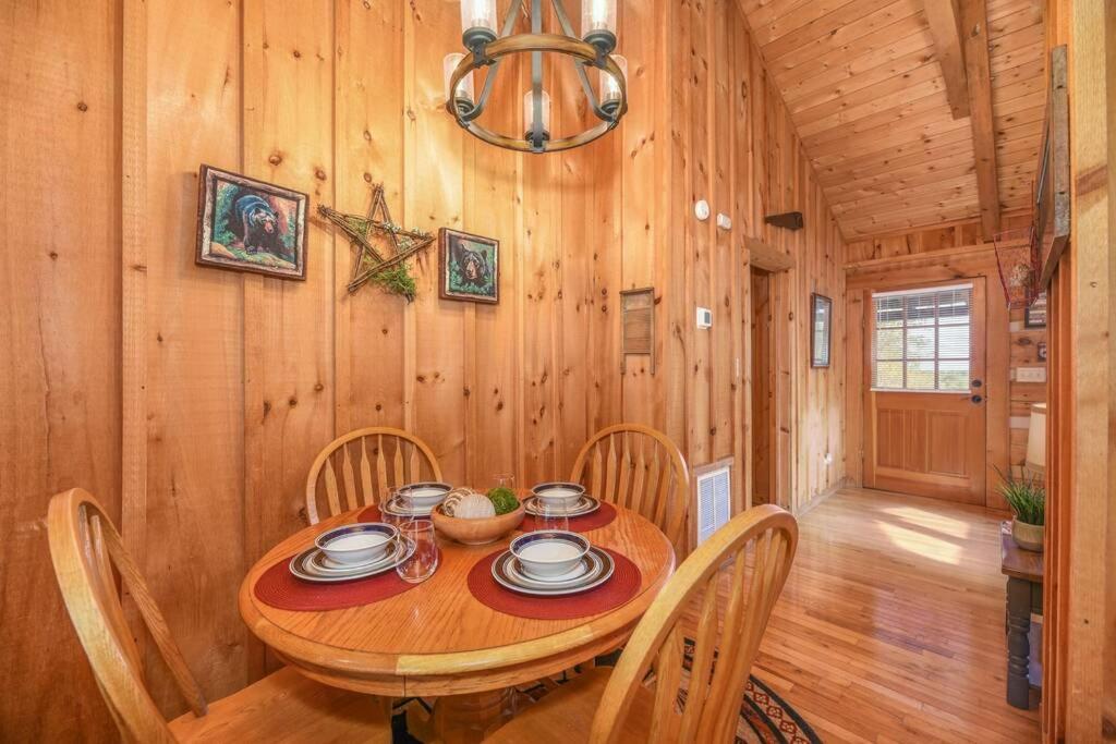 View! Cozy, Private, Fireplace, Hot Tub Log Cabin, Honeymoon! Sevierville Esterno foto