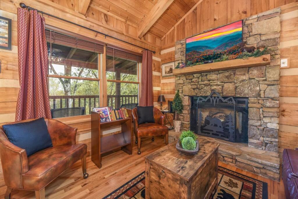 View! Cozy, Private, Fireplace, Hot Tub Log Cabin, Honeymoon! Sevierville Esterno foto