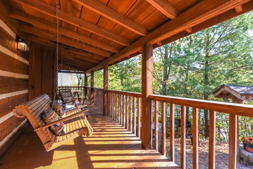 View! Cozy, Private, Fireplace, Hot Tub Log Cabin, Honeymoon! Sevierville Esterno foto