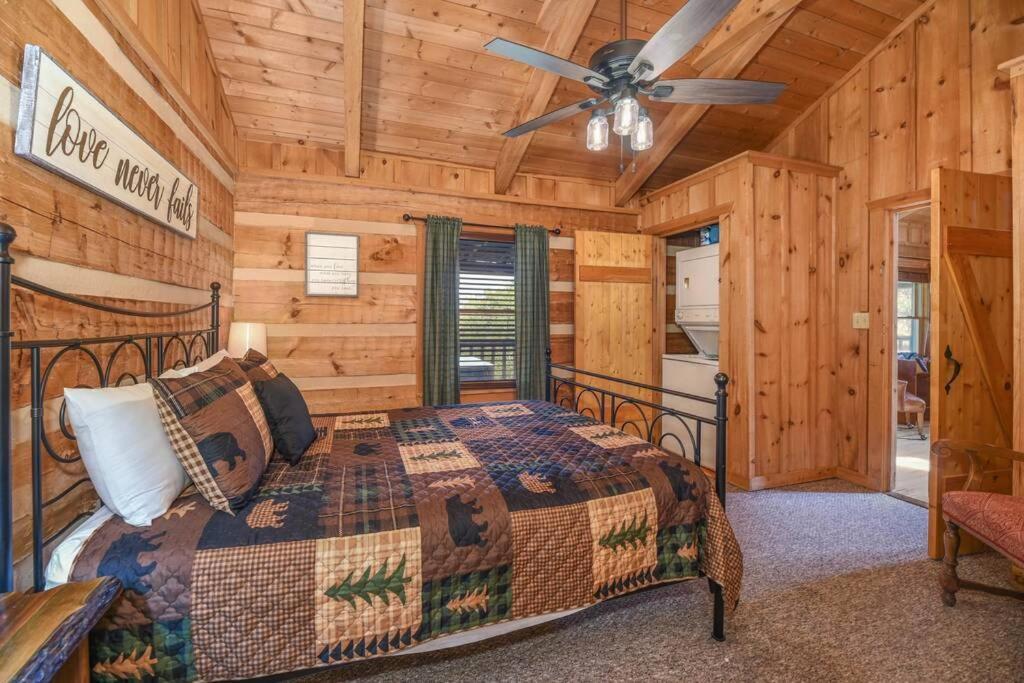 View! Cozy, Private, Fireplace, Hot Tub Log Cabin, Honeymoon! Sevierville Esterno foto