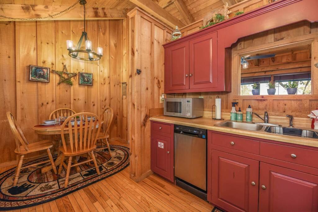 View! Cozy, Private, Fireplace, Hot Tub Log Cabin, Honeymoon! Sevierville Esterno foto