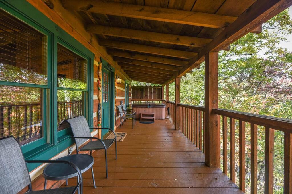 View! Cozy, Private, Fireplace, Hot Tub Log Cabin, Honeymoon! Sevierville Esterno foto