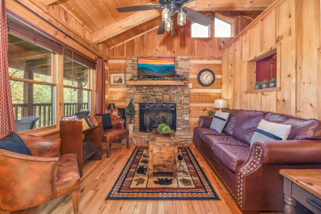 View! Cozy, Private, Fireplace, Hot Tub Log Cabin, Honeymoon! Sevierville Esterno foto