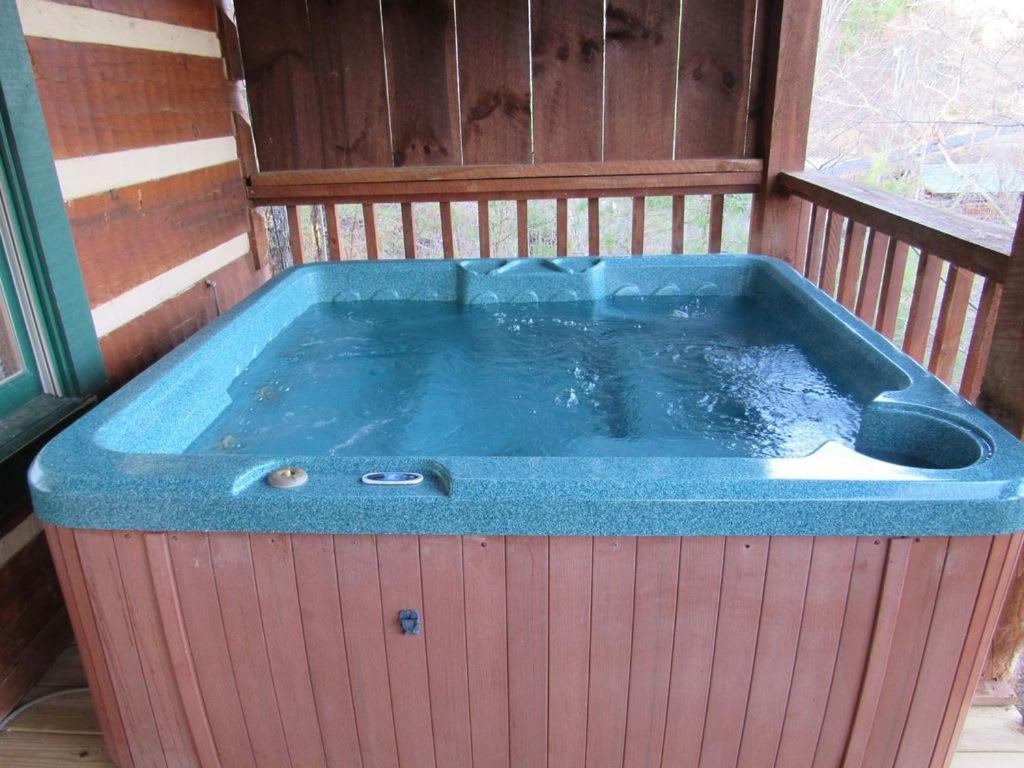 View! Cozy, Private, Fireplace, Hot Tub Log Cabin, Honeymoon! Sevierville Esterno foto