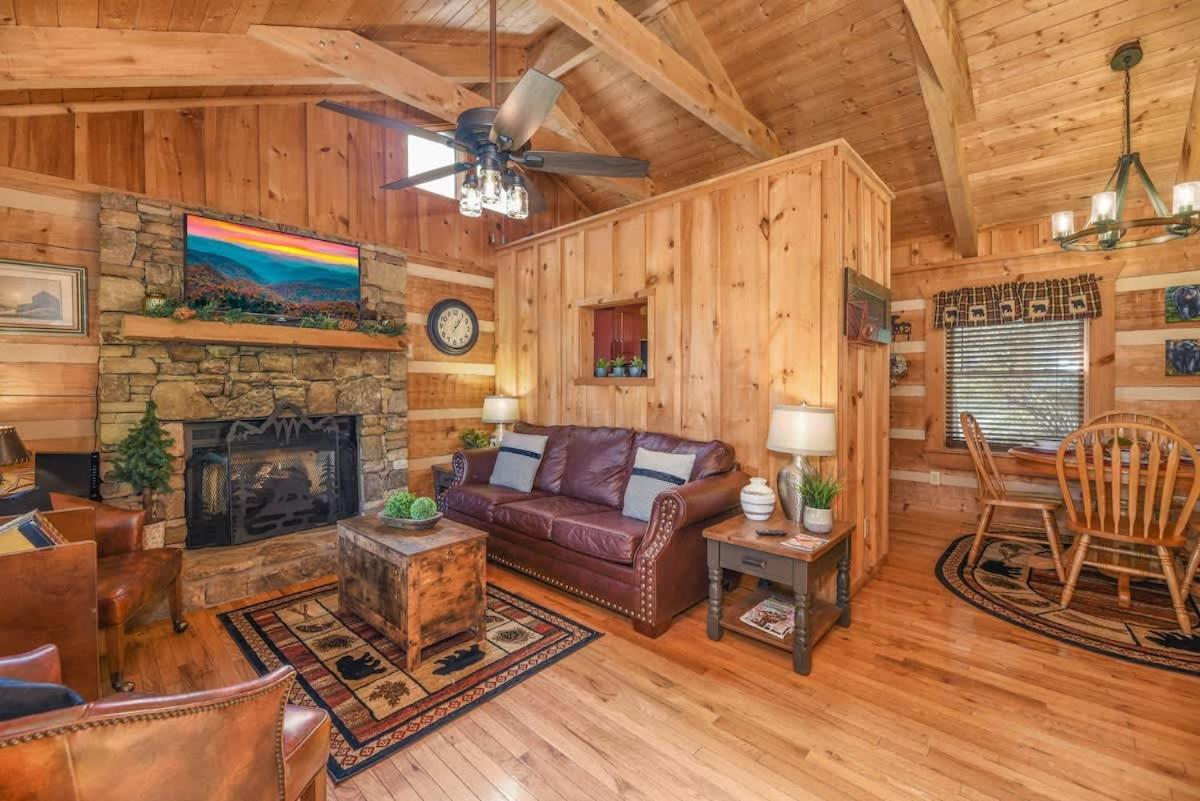 View! Cozy, Private, Fireplace, Hot Tub Log Cabin, Honeymoon! Sevierville Esterno foto