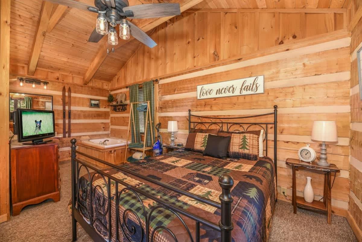 View! Cozy, Private, Fireplace, Hot Tub Log Cabin, Honeymoon! Sevierville Esterno foto