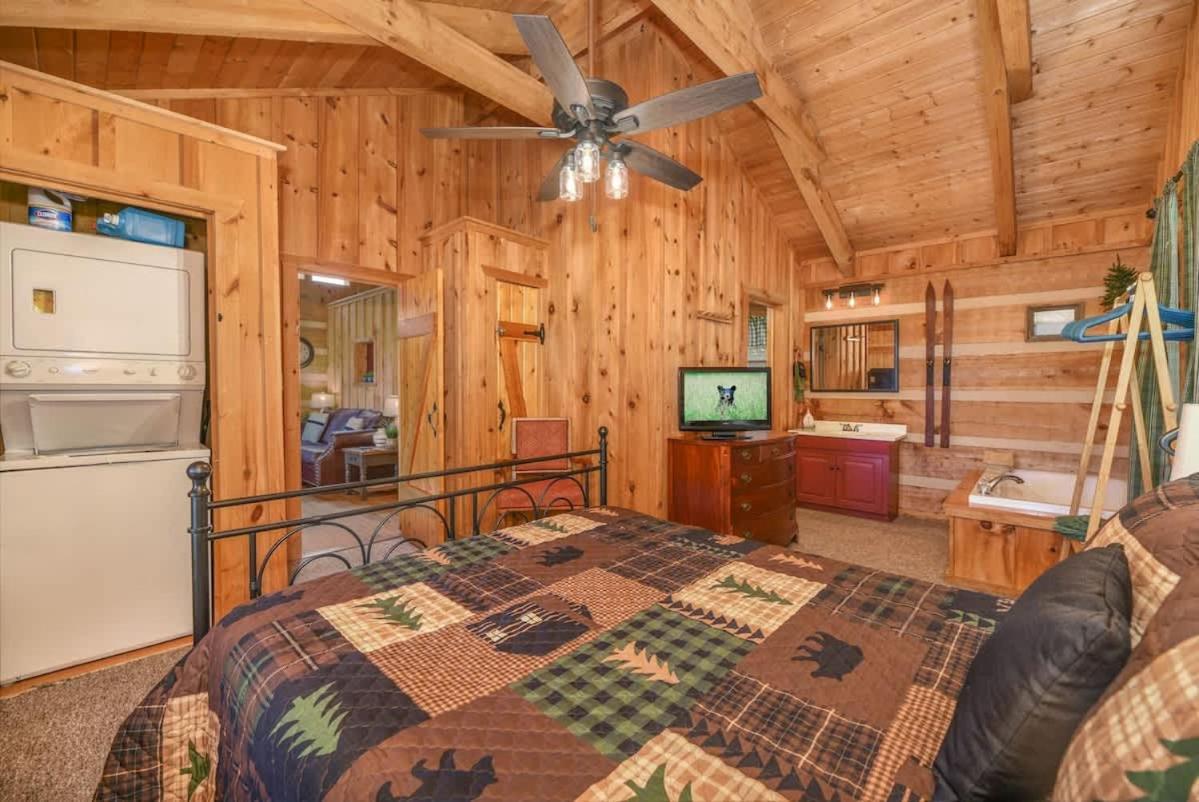 View! Cozy, Private, Fireplace, Hot Tub Log Cabin, Honeymoon! Sevierville Esterno foto