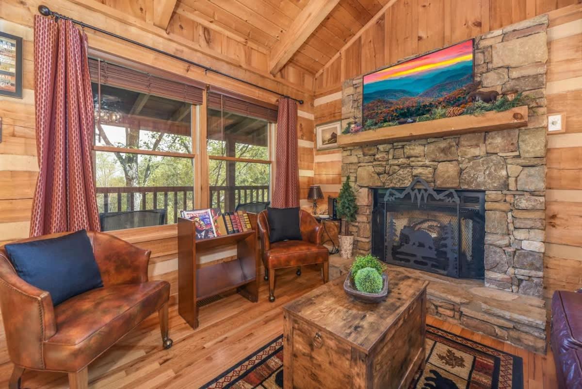 View! Cozy, Private, Fireplace, Hot Tub Log Cabin, Honeymoon! Sevierville Esterno foto
