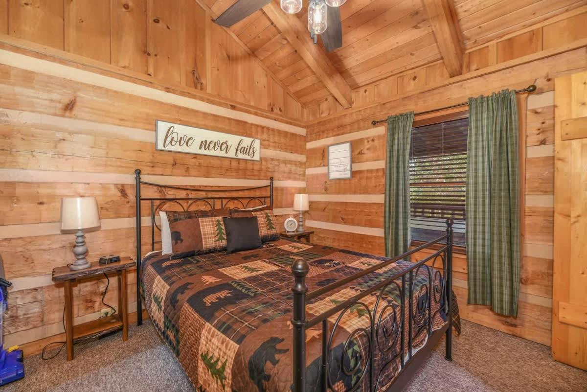 View! Cozy, Private, Fireplace, Hot Tub Log Cabin, Honeymoon! Sevierville Esterno foto