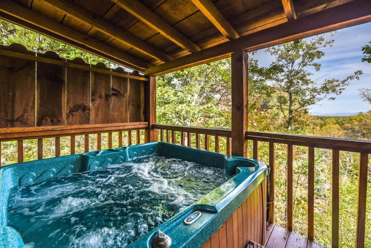View! Cozy, Private, Fireplace, Hot Tub Log Cabin, Honeymoon! Sevierville Esterno foto