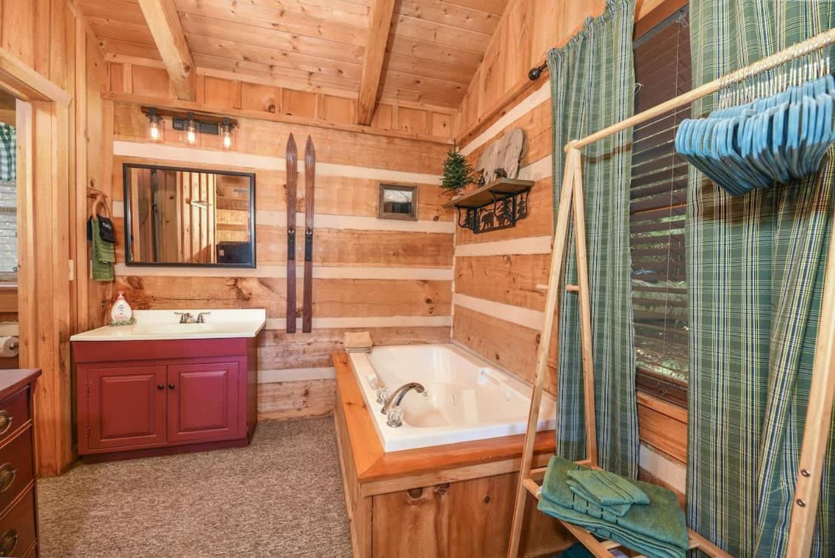 View! Cozy, Private, Fireplace, Hot Tub Log Cabin, Honeymoon! Sevierville Esterno foto