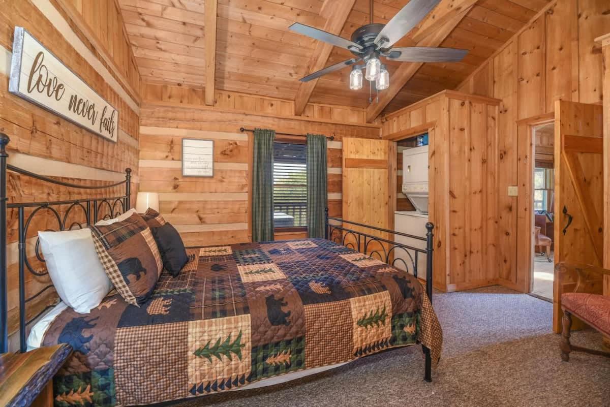 View! Cozy, Private, Fireplace, Hot Tub Log Cabin, Honeymoon! Sevierville Esterno foto