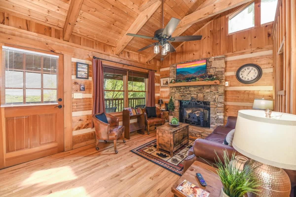 View! Cozy, Private, Fireplace, Hot Tub Log Cabin, Honeymoon! Sevierville Esterno foto